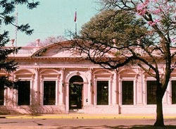 Sobre la calle Félix de Azara, entre Bolívar y San Martín, se encuentra la casa de Gobierno de la provincia de Misiones. Esta casa, que data de 1883, obra del ingeniero italiano Juan Col, fue propiedad del ex-presidente Julio Argentino Roca. Son de destacar sus líneas arquitectónicas que responden al academicismo francés.