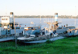 Estos ferries iniciaron su actividad el 18 de Octubre de 1913 y cesaron la misma el 8 de Marzo de 1990, cuando se inauguró el puente que une ambas ciudades y que cuenta con vias ferreas