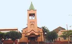 Parroquia de Concepción de la Sierra, hasta 1901, los servicios religiosos eran atendidos por sacerdotes de Posadas, que oficiaban en casas particulares. Ese año la Sra. Eufrasia Grande de Fini fundó, en la dependencia de la Municipalidad, la primera capilla. Desde entonces datan los libros parroquiales. 