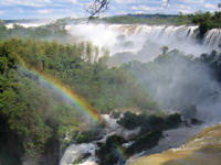 Están formadas por 275 saltos de hasta 70 metros de altura, alimentados por el caudal del río Iguazú. Se pueden realizar paseos en lancha bajo los saltos y caminatas por senderos apreciando algunos animales de la selva subtropical. La "Garganta del Diablo" es un espectáculo aparte que, saliendo desde Puerto Canoas, se puede disfrutar en toda su majestuosidad a tan sólo 50 m de distancia.