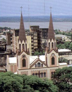 La Catedral de Posadas tiene alineamientos de la arquitectura romántica, tanto francesa como italiana; la fachada de vanos altos y angostos terminan en arcos de medio punto de variadas dimensiones y una escenografía planiforme, sobria. Las torres con sus trabajados capiteles terminan en cruces de hierros. El aspecto del templo es basilical, su nave central y las dos laterales reflejan la misma simplicidad usada en su exterior