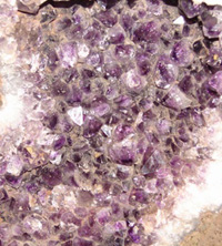 En los pisos de rocas, se encuentran las llamadas geodas con su interior lleno de gemas.