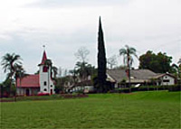 El Instituto Línea Cuchilla, es una escuela agrícola y técnica. Fundado en 1962 por el pastor suizo Jorge Bäschlin, el Instituto Línea Cuchilla (ILC) pertenece a la Iglesia Evangélica Suiza y actualmente acoge a 400 alumnos de ambos sexos, a quienes ofrece una educación integral, en jornada completa, que incluye la enseñanza secundaria obligatoria y el aprendizaje de carreras técnicas y agrotécnicas.