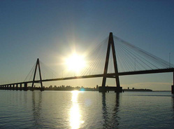 El Puente Internacional San Roque González de Santa Cruz , fue inaugurado en abril de 1989, por los presidentes de Paraguay, General de Ejército Don Andrés Rodríguez, y de Argentina Doctor Carlos Saúl Menem.