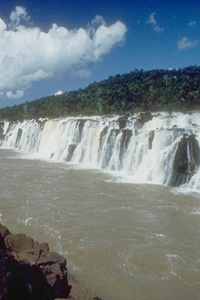 La característica distintiva que tienen estos saltos es que son formadas por una falla geográfica transversal al río Uruguay, por lo cual la cascada del río se precipita en forma perpendicular al que viene el mismo. 